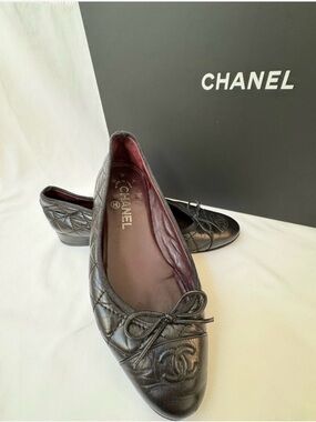 CHANEL Black Quilted CC Logo Leather Ballet Flats